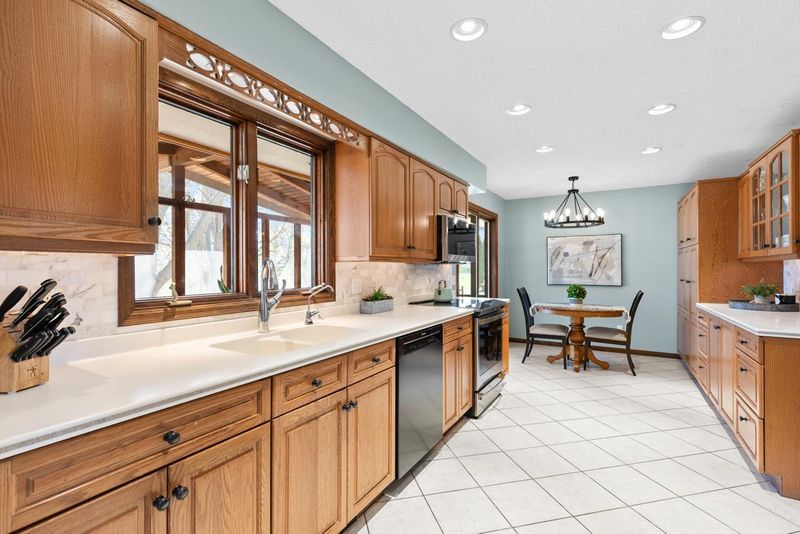 15372 Sandhill Cir, Eden Prairie, MN 55347