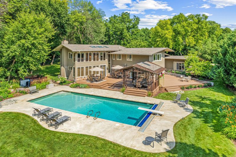 2150 Crestview Dr, Chanhassen, MN 55331