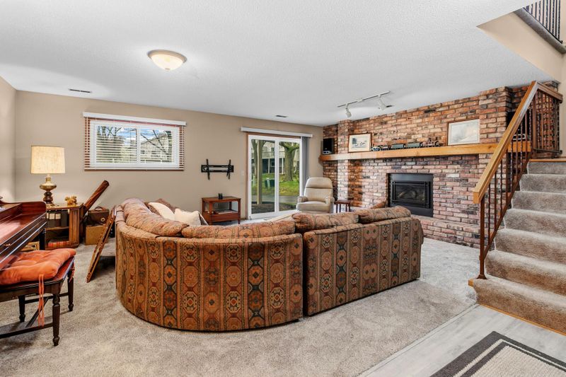 1005 Aston Cir, Burnsville, MN 55337