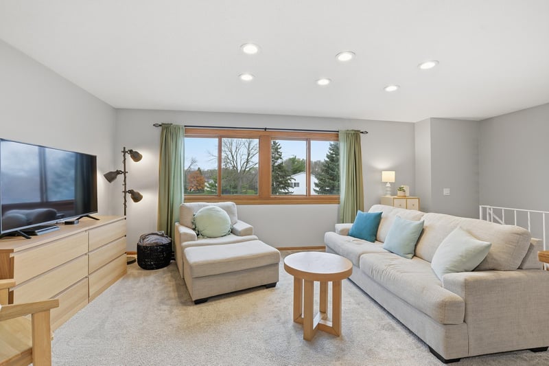 4289 Centerville Rd, Vadnais Heights, MN 55127