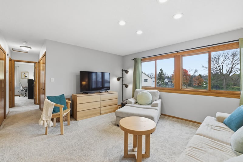 4289 Centerville Rd, Vadnais Heights, MN 55127