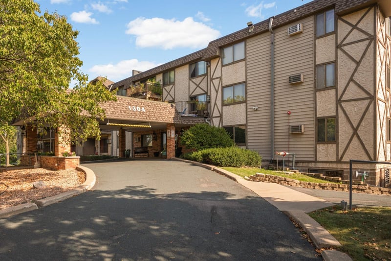 1304 W Medicine Lake Dr #202, Plymouth, MN 55441
