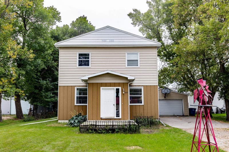1009 18th Ave N, Moorhead, MN 56560