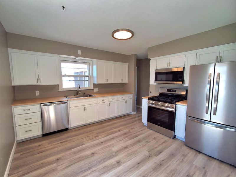 3649 Regent Ave N, Robbinsdale, MN 55422