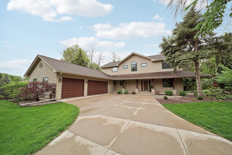 1636 Woodlawn Cir, Waconia, MN 55387