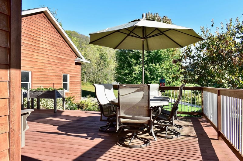 24242 Pfeiffer Hill Rd, Winona, MN 55987