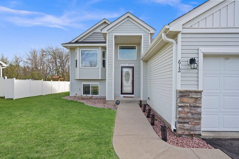 612 6th St N, Montrose, MN 55363
