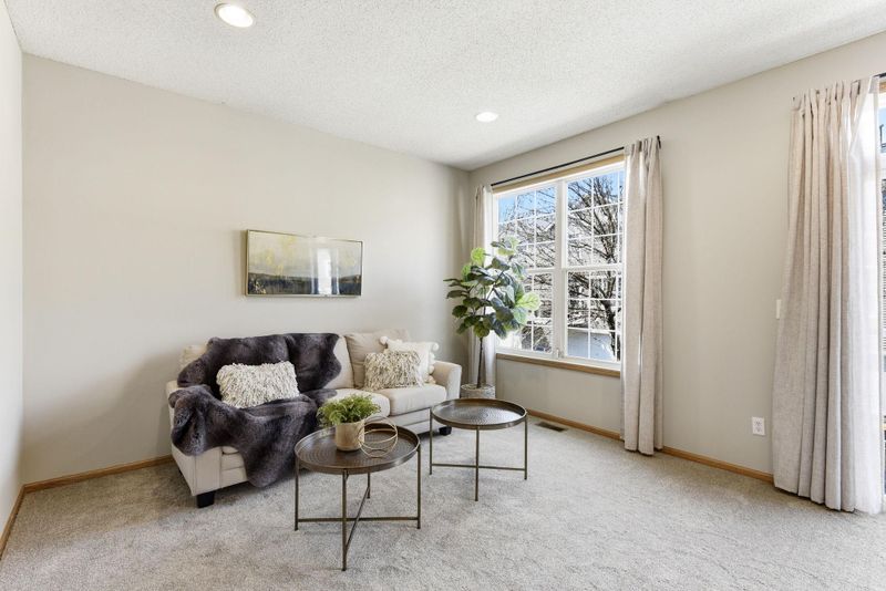 1718 Riverside Dr, Shakopee, MN 55379