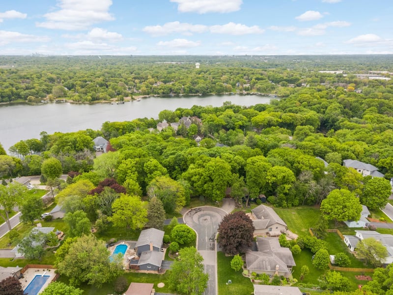 400 Cimarron Cir, Chanhassen, MN 55317