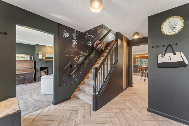 60 Deer Hills Ct, North Oaks, MN 55127