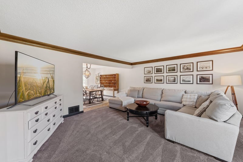 60 Deer Hills Ct, North Oaks, MN 55127