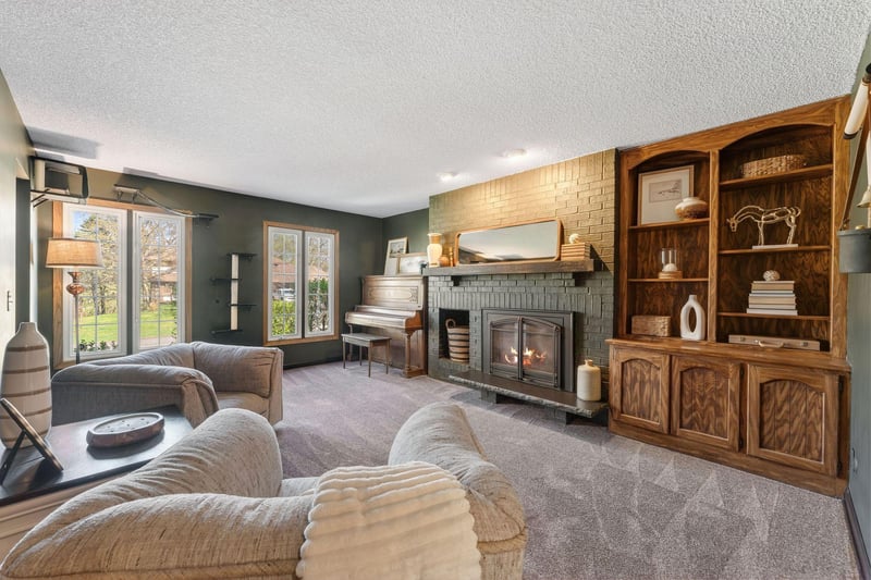 60 Deer Hills Ct, North Oaks, MN 55127