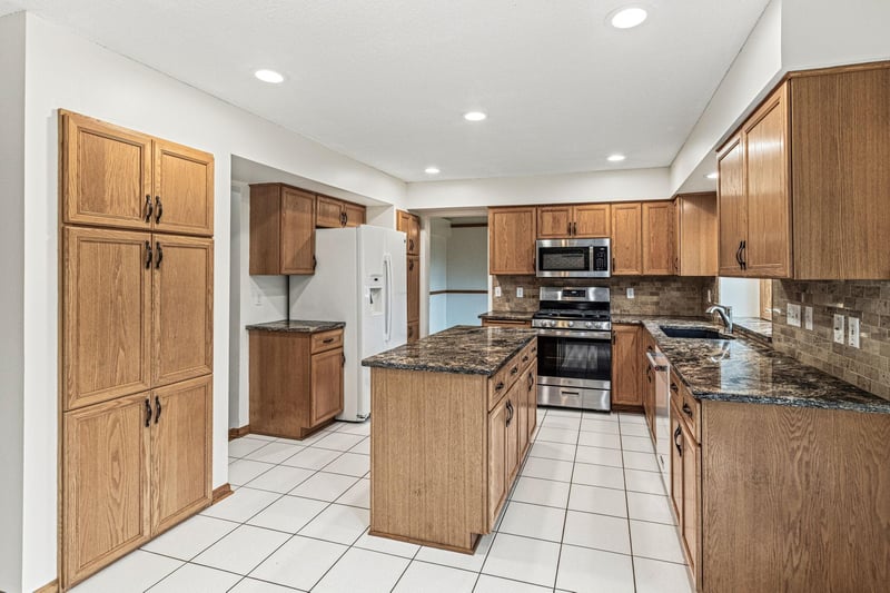 4441 Hillvale Ave N, Oakdale, MN 55128