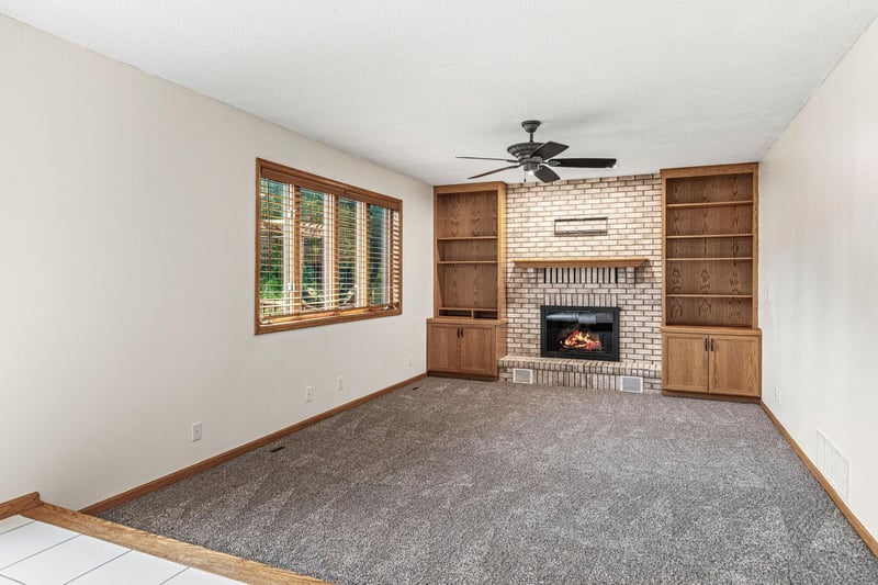 4441 Hillvale Ave N, Oakdale, MN 55128