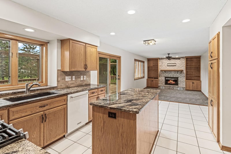 4441 Hillvale Ave N, Oakdale, MN 55128