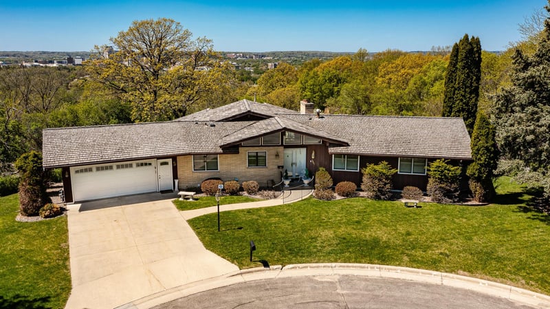 1607 Wilshire Ct NE, Rochester, MN 55906