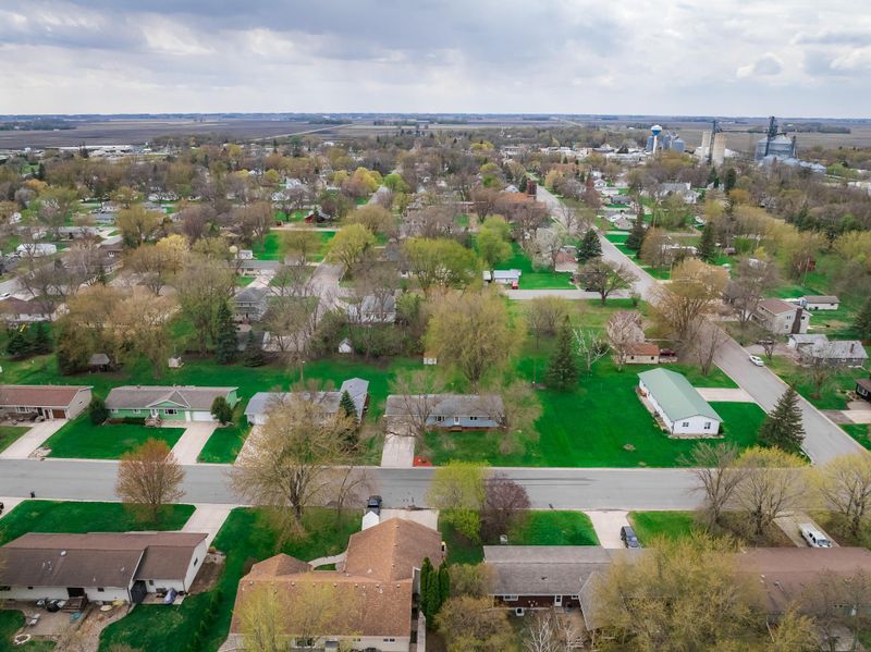 330 8th St E, Hector, MN 55342