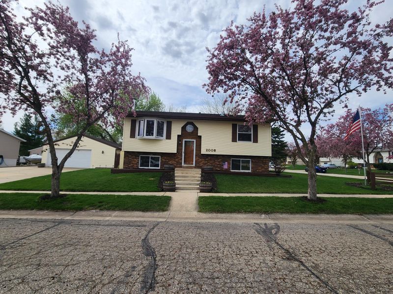 2008 46th St NW, Rochester, MN 55901