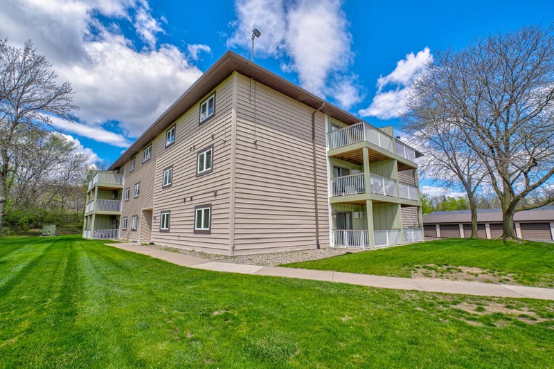 570 Whispering Ln #102, Hastings, MN 55033