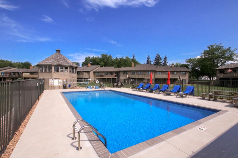 970 Rolling Greens Ln NW, Hutchinson, MN 55350