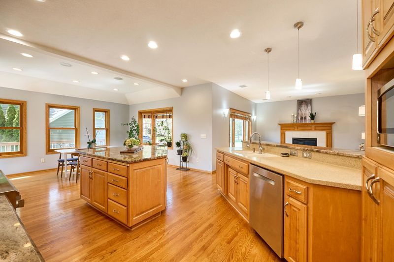 9950 Lee Dr, Eden Prairie, MN 55347