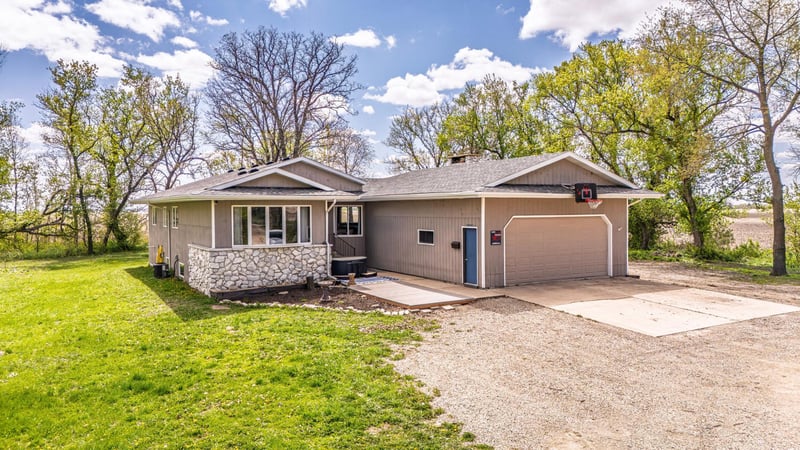 55739 140th St, Lyle, MN 55953