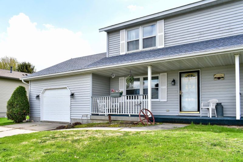211 Sunset Ave NW, Altura, MN 55910