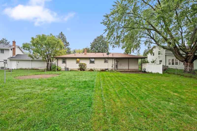 2245 Mapleview Ave, Maplewood, MN 55109