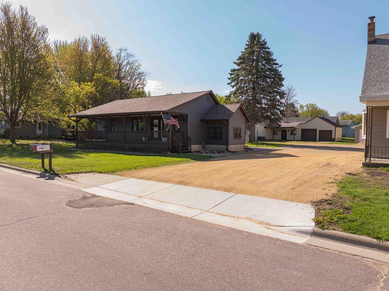 317 E South St, Janesville, MN 56048