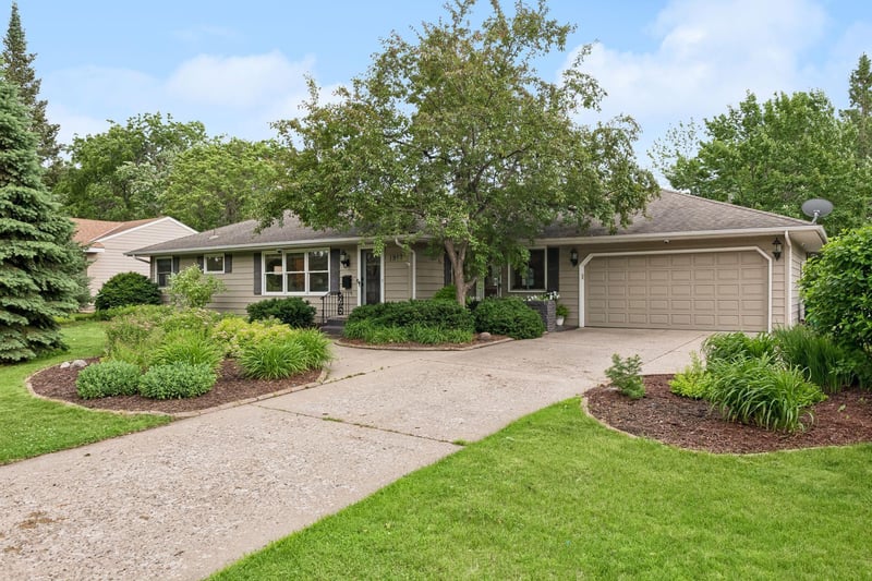 1917 Dixon Dr, Bloomington, MN 55431
