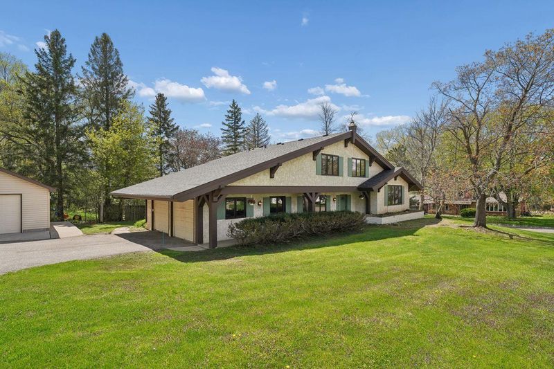 15221 Crestview Ln, Minnetonka, MN 55345