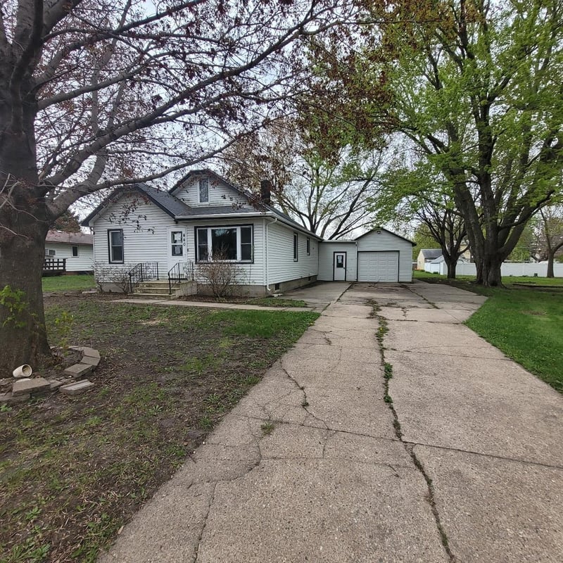 440 E Main St, Madelia, MN 56062