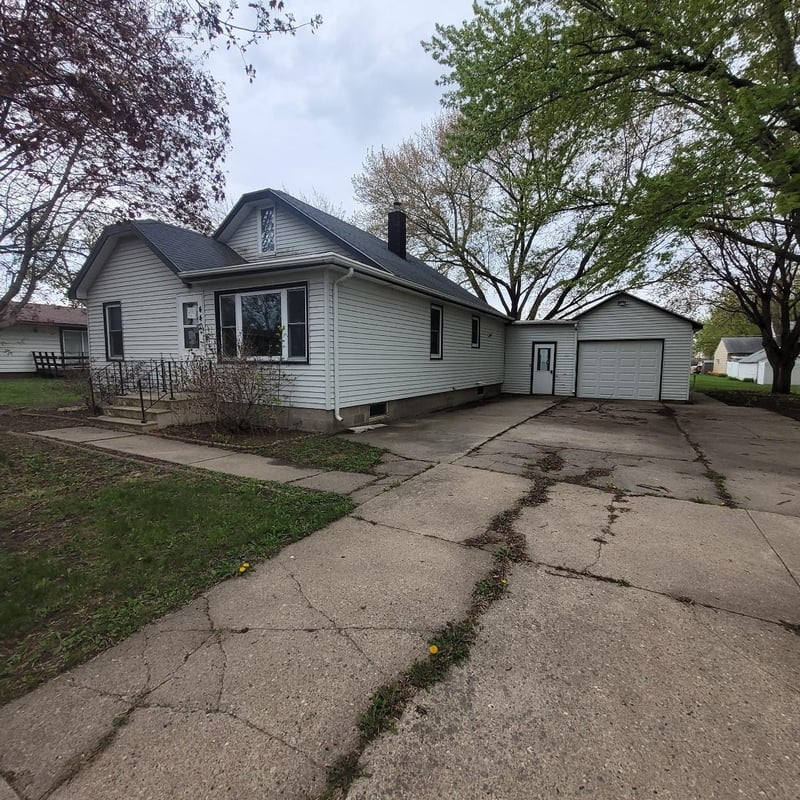 440 E Main St, Madelia, MN 56062