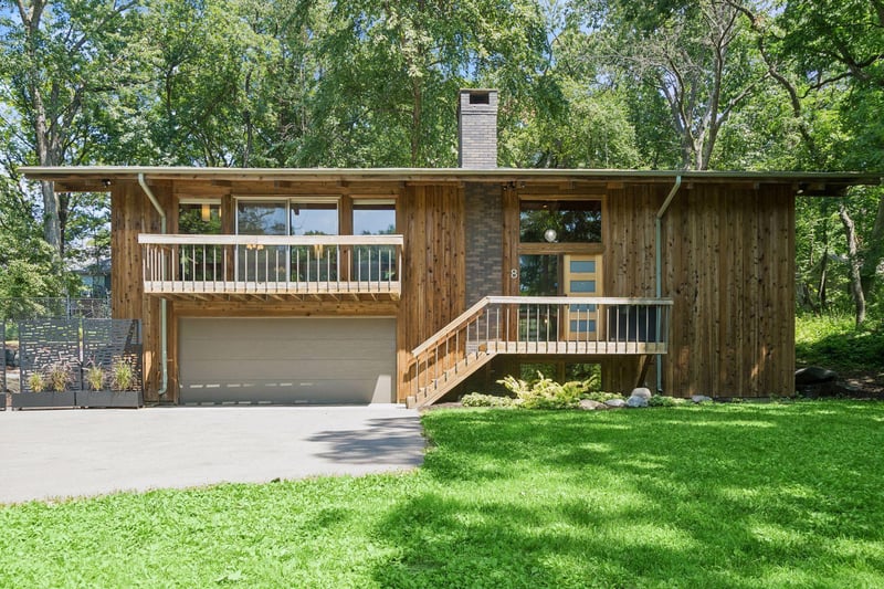 8 Sandpiper Ln, North Oaks, MN 55127