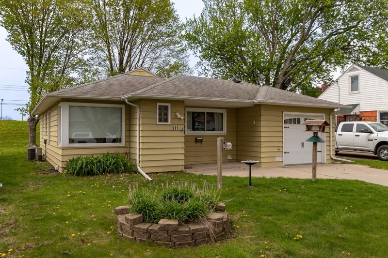 911 13th Ave NW, Rochester, MN 55901