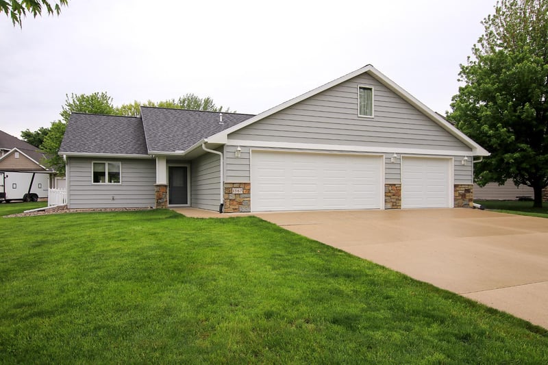 1367 Heritage Ave NW, Hutchinson, MN 55350