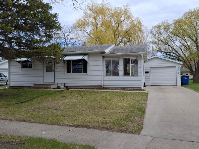 1102 19th St N, Moorhead, MN 56560
