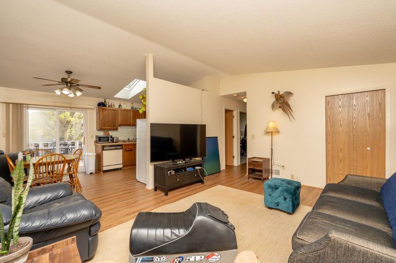 1031 Eastview Cir, Shakopee, MN 55379