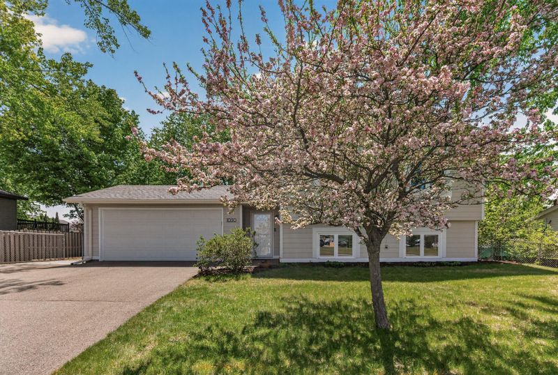 1030 Whitney Dr, Apple Valley, MN 55124