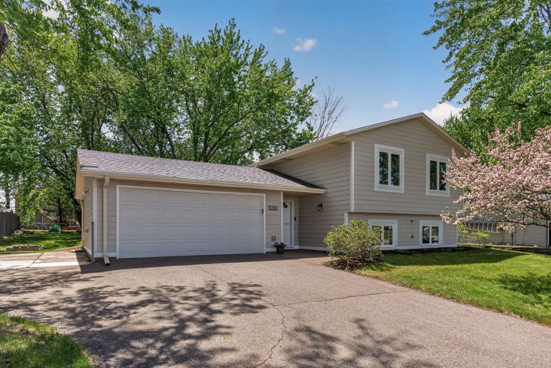1030 Whitney Dr, Apple Valley, MN 55124
