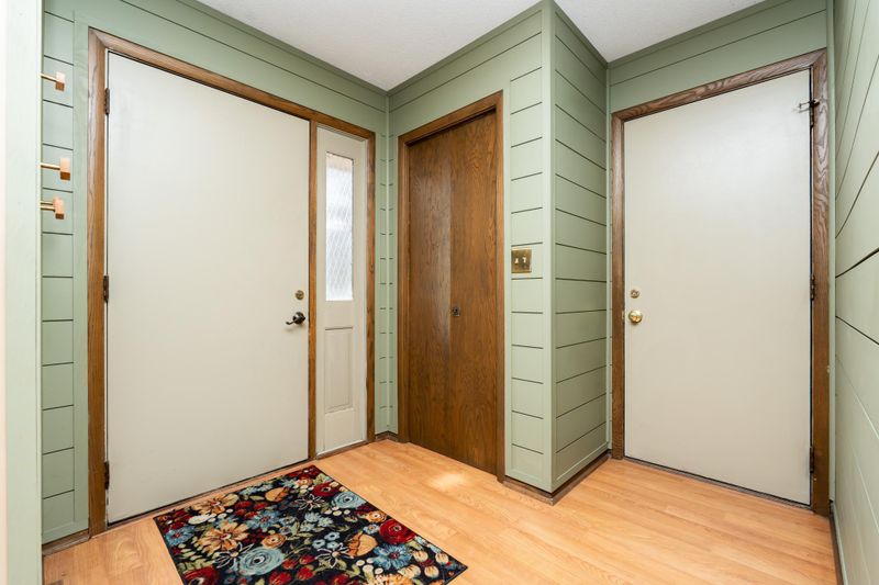 502 Highland Dr, Chanhassen, MN 55317