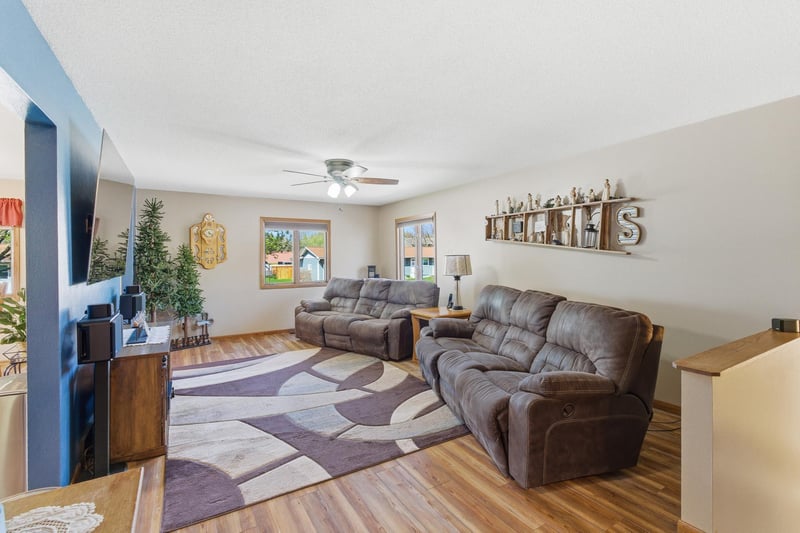 802 1st St SW, Madelia, MN 56062