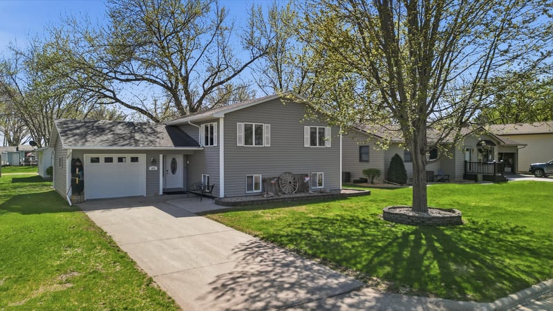 802 1st St SW, Madelia, MN 56062
