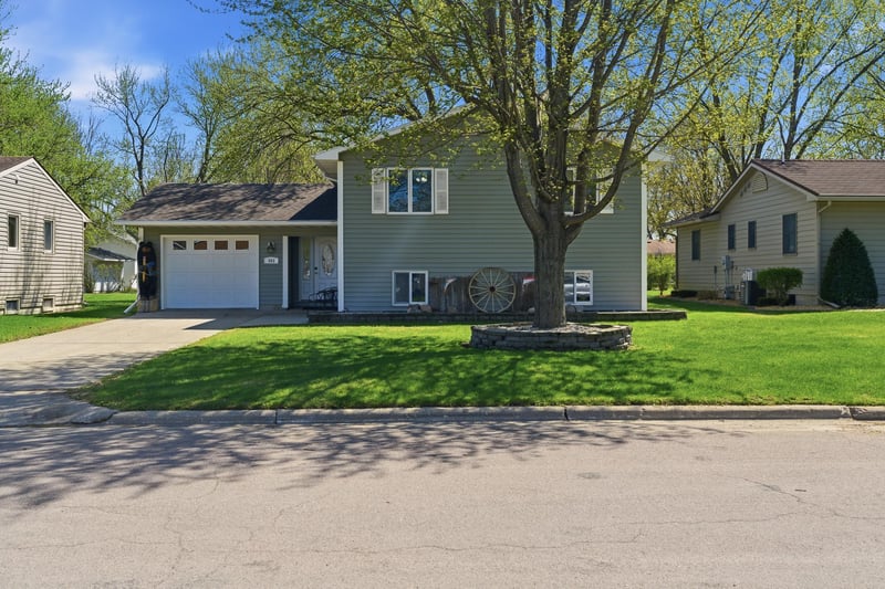 802 1st St SW, Madelia, MN 56062