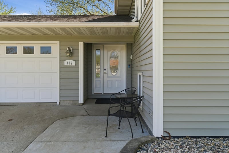 802 1st St SW, Madelia, MN 56062