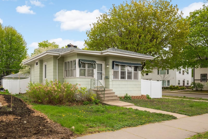 880 21st Ave SE, Minneapolis, MN 55414