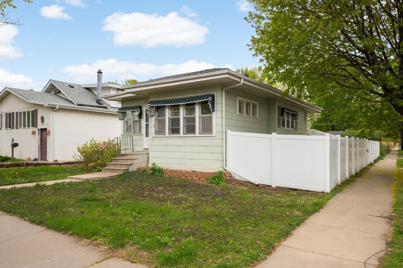 880 21st Ave SE, Minneapolis, MN 55414