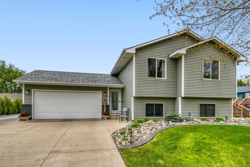 4385 Hamlet Ave N, Oakdale, MN 55128