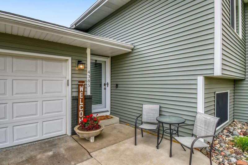 4385 Hamlet Ave N, Oakdale, MN 55128