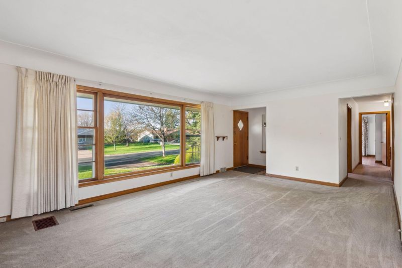 933 Edgewater Ave, Shoreview, MN 55126